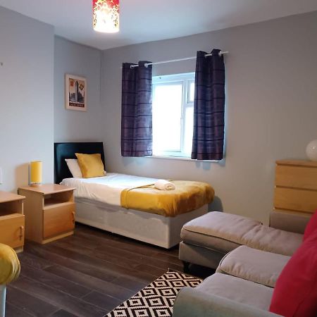 Pearson House - Huku Kwetu 3 Bedroom End Of Terrance House - Family And Business Group Self Catering Accommodation -Huku Kwetu Nottingham Bagian luar foto