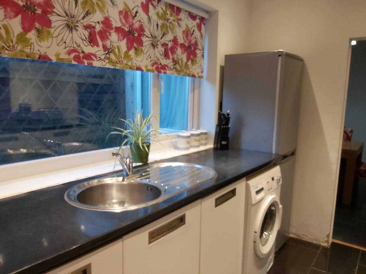Pearson House - Huku Kwetu 3 Bedroom End Of Terrance House - Family And Business Group Self Catering Accommodation -Huku Kwetu Nottingham Bagian luar foto