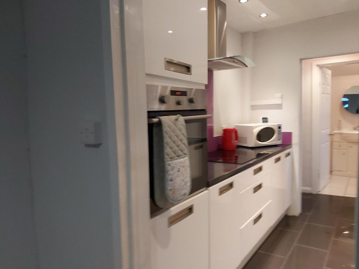 Pearson House - Huku Kwetu 3 Bedroom End Of Terrance House - Family And Business Group Self Catering Accommodation -Huku Kwetu Nottingham Bagian luar foto