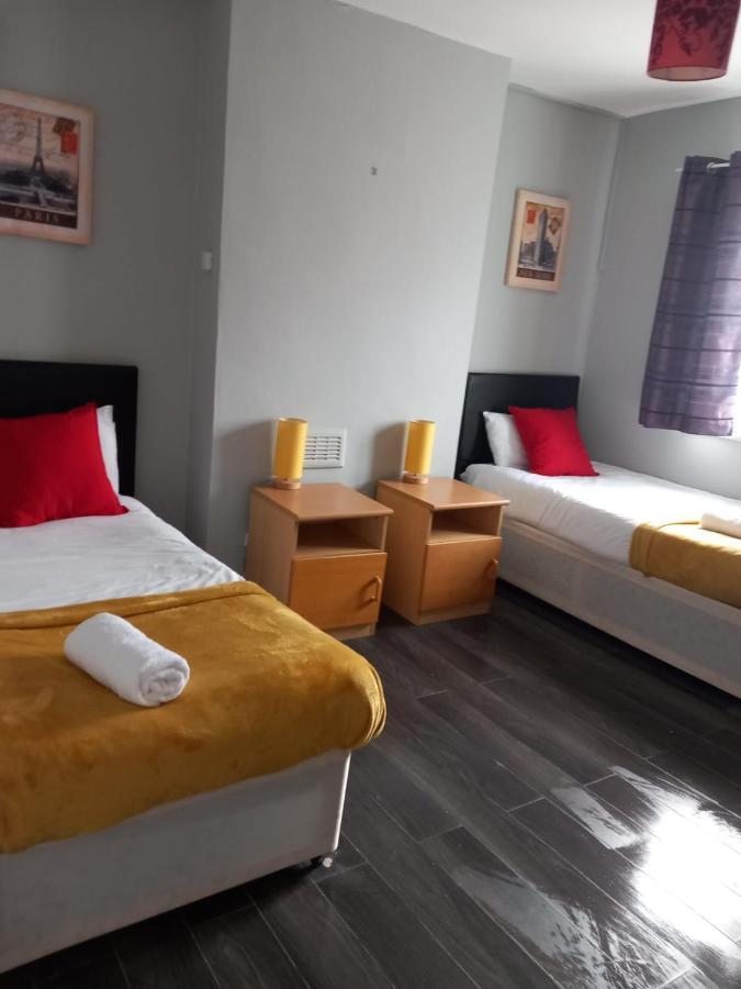 Pearson House - Huku Kwetu 3 Bedroom End Of Terrance House - Family And Business Group Self Catering Accommodation -Huku Kwetu Nottingham Bagian luar foto