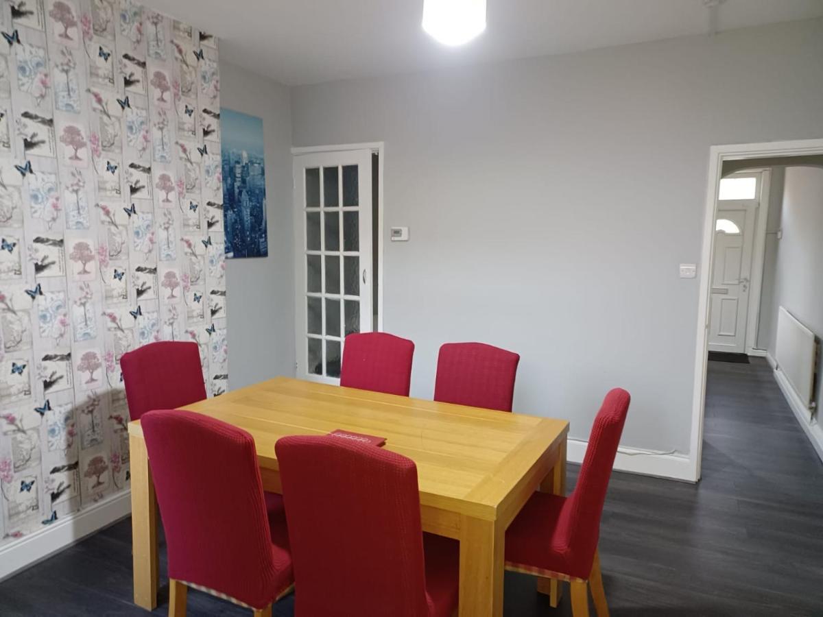 Pearson House - Huku Kwetu 3 Bedroom End Of Terrance House - Family And Business Group Self Catering Accommodation -Huku Kwetu Nottingham Bagian luar foto